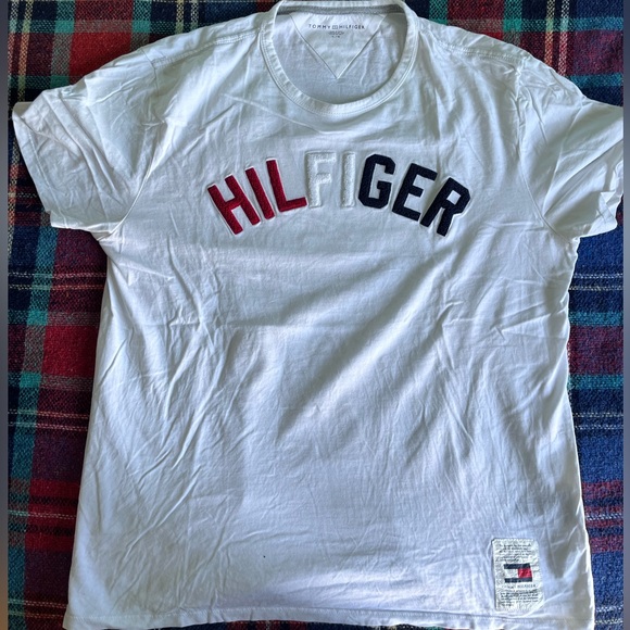 Tommy Hilfiger tshirt - Picture 1 of 2